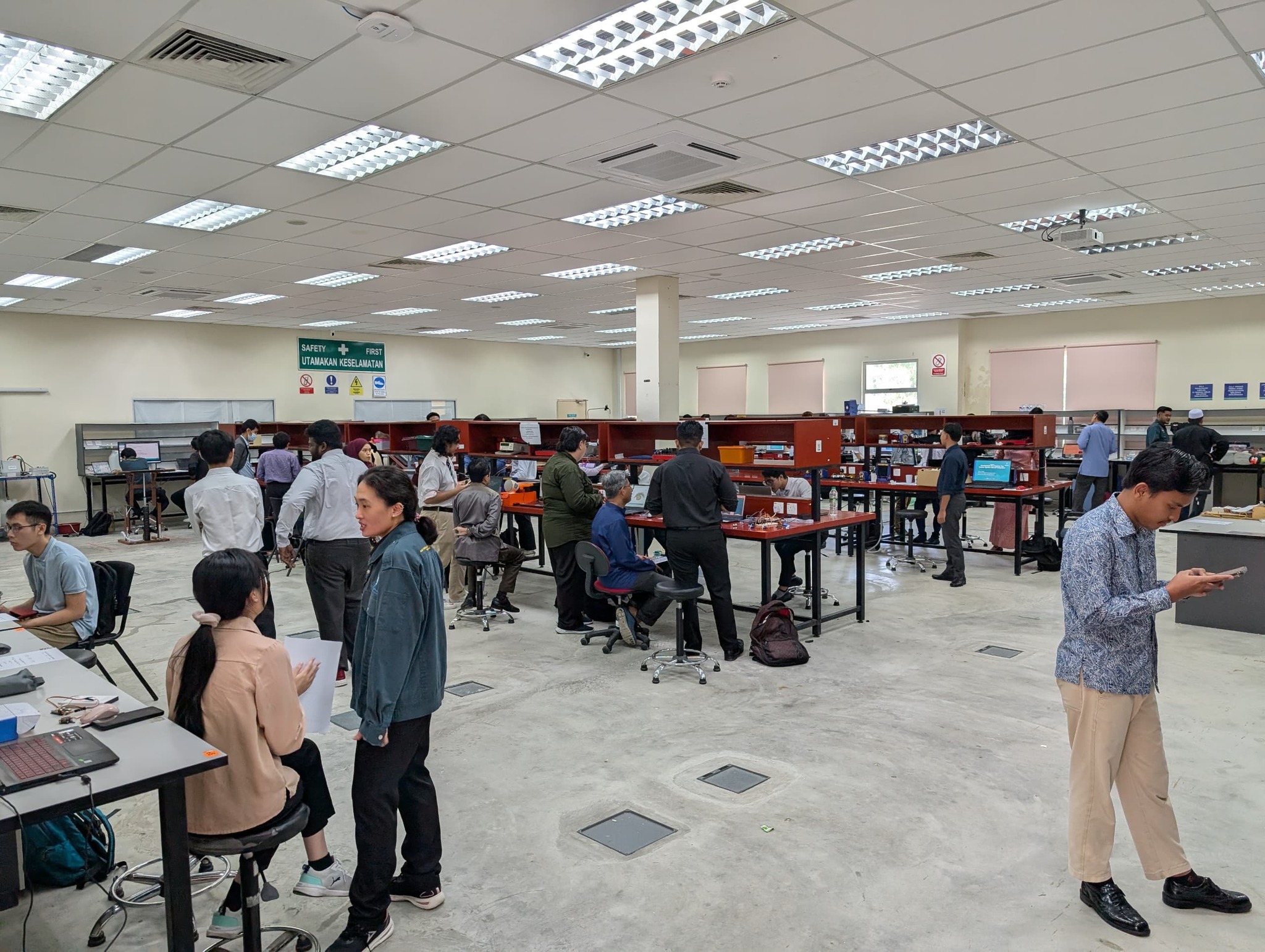 Sesi Pembentangan Dan Demonstrasi Bagi Pelajar Senior Design Project I (SDP1) Di FTKEE UMPSA